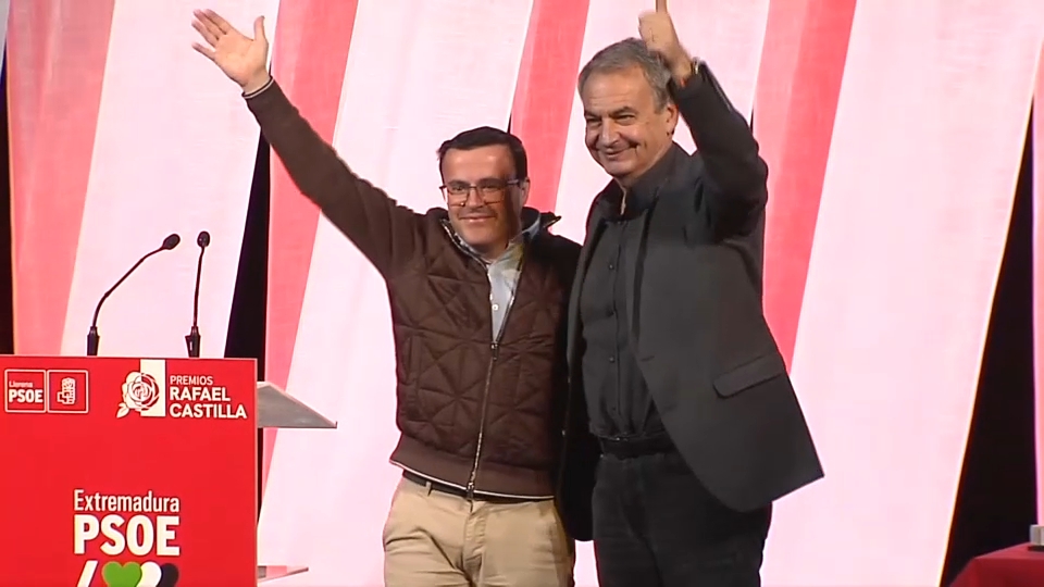El expresidente del Gobierno, José Luis Rodríguez Zapatero, acompaña al secretario general del PSOE de Extremadura, Miguel Ángel Gallardo, en Llerena