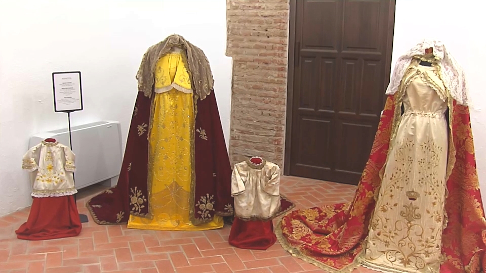 Mantos, sayas y coronas de la Santísima Virgen del Valle