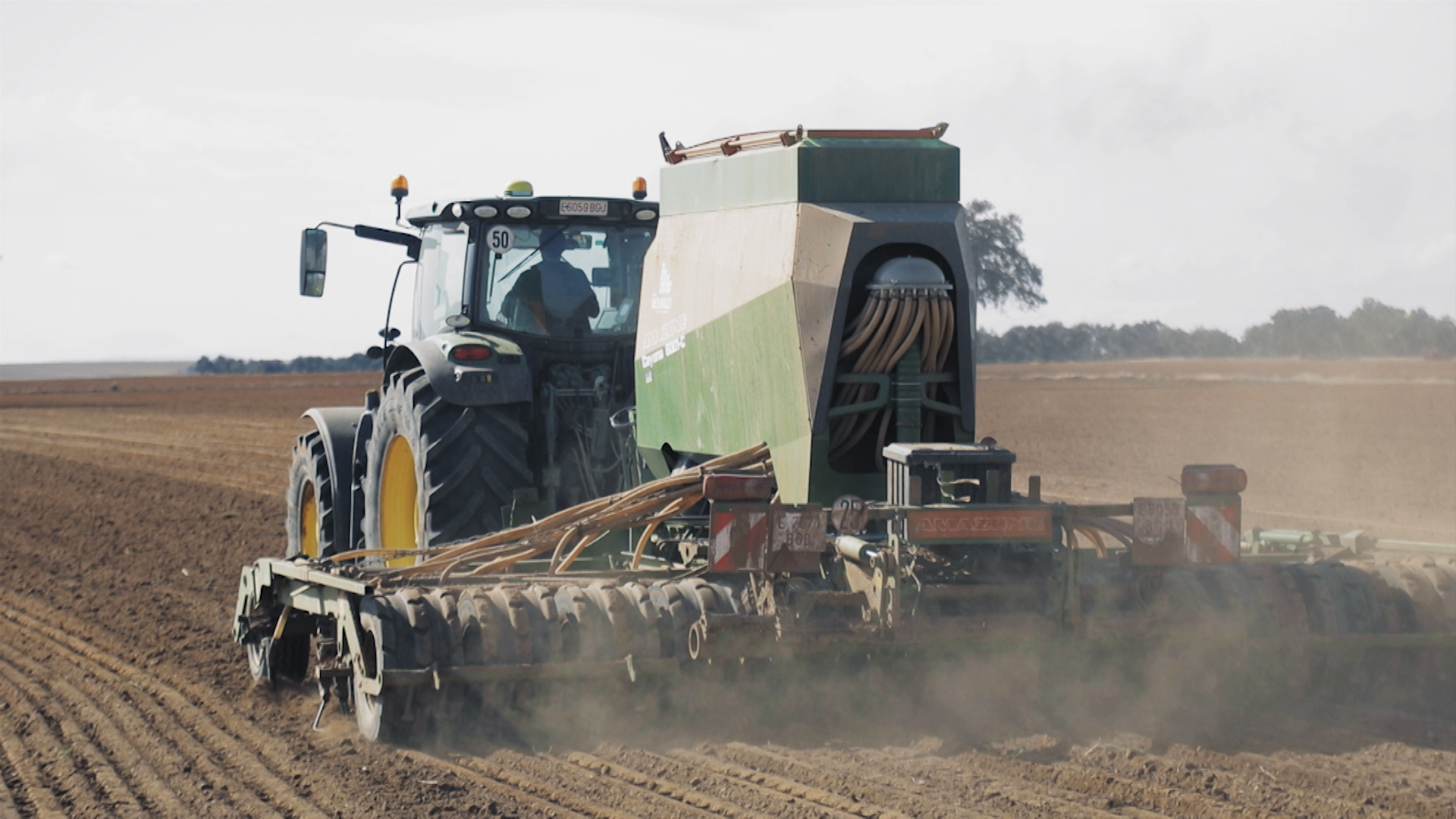 Máquina agrícola trabajando en el campo