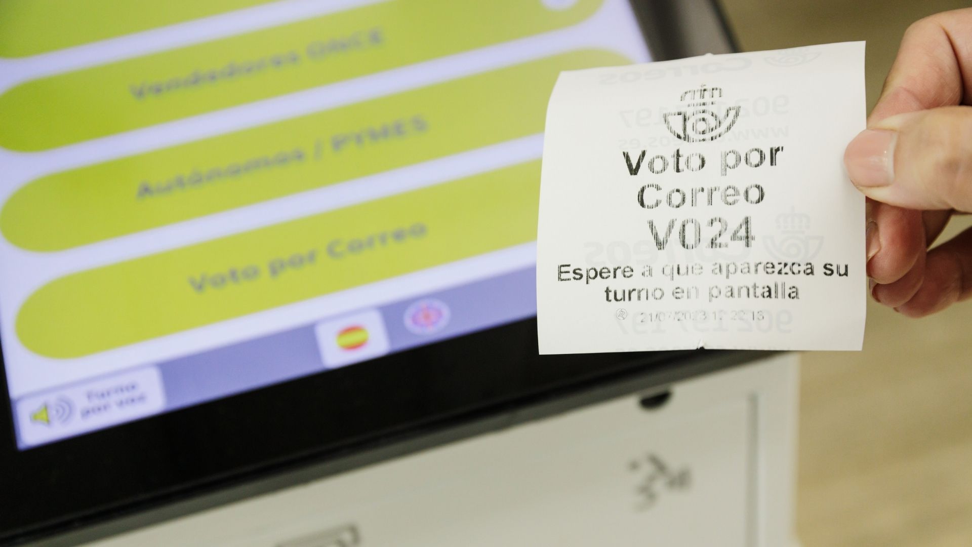 Ticket de un turno en una oficina de correos para solicitar el voto