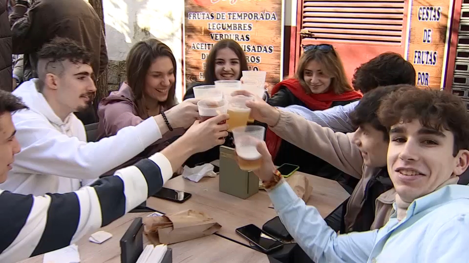 Cacereños tomando cañas