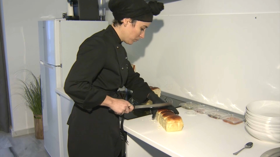 Elena Rocha, chef privada, preparando un menú