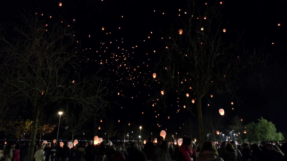 Multitud de farolillos iluminan el cielo de Badajoz en la Noche de los Deseos
