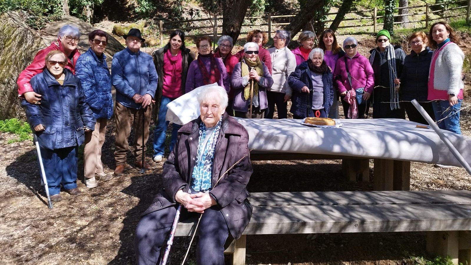 Las personas mayores son raíz y hoja nueva en el Bosque de la Sabiduría ...