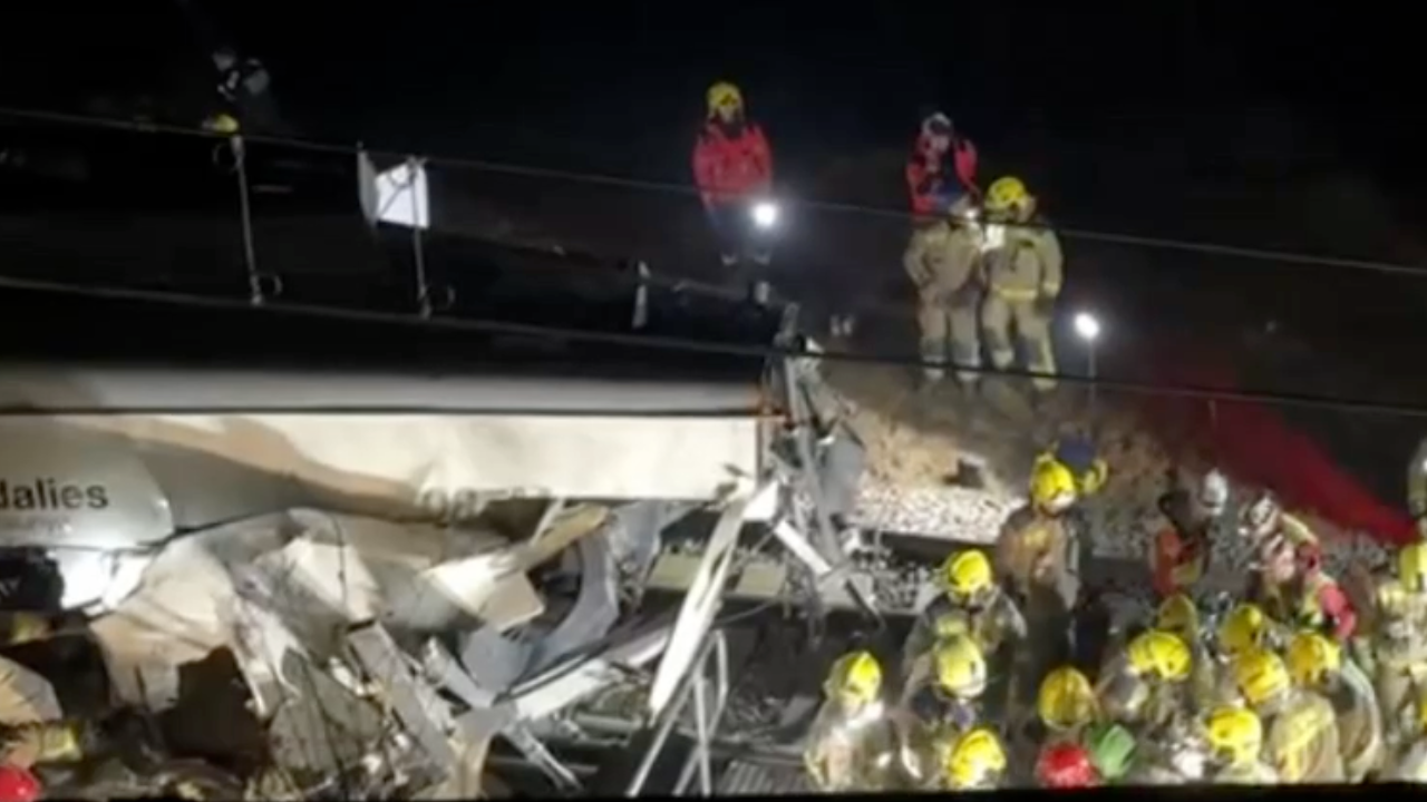 El maquinista del tren de Rodalies que esta noche ha chocado contra un muro de contención que ha caído a la vía entre Gelida y Sant Sadurní d'Anoia (Barcelona) ha fallecido