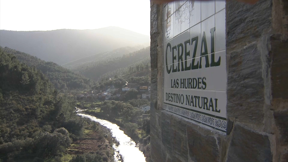 Cartel de Cerezal, donde la Guardia Civil busca a un hombre desaparecido