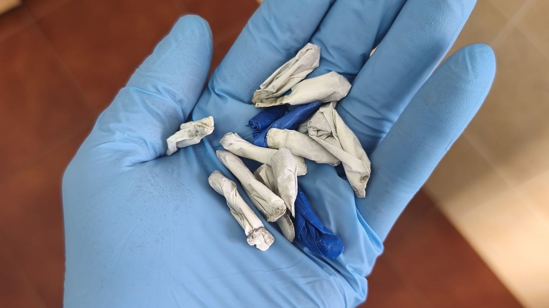 Papelinas encontradas en la cuneta por la Guardia Civil