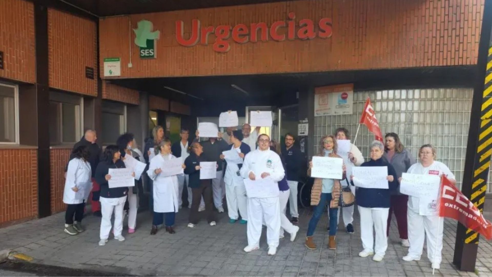 Celadores se manifiestan a las puertas del Hospital Campo Arañuelo en una imagen de archivo
