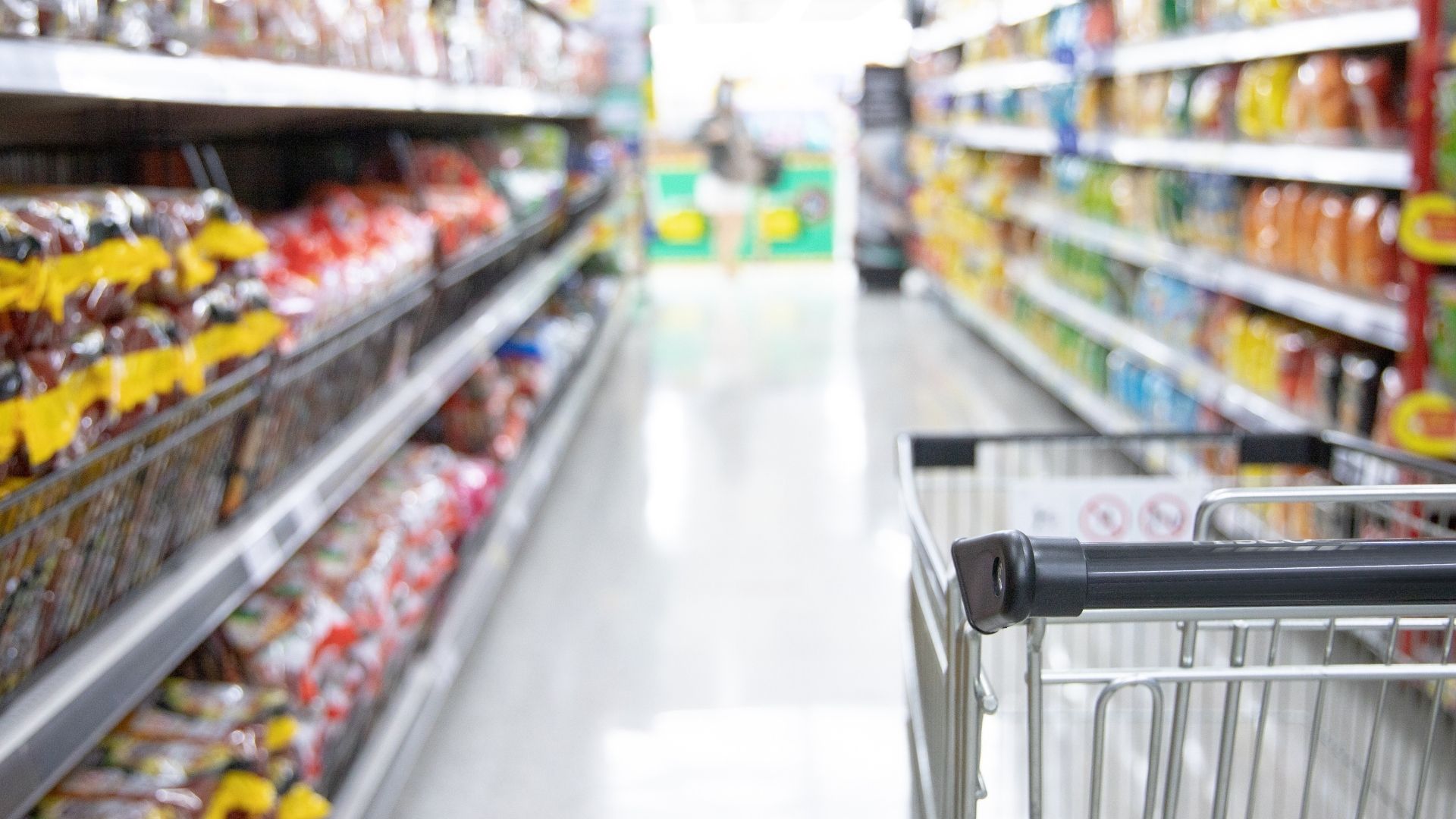 Carrito dentro de un supermercado en una imagen de archivo