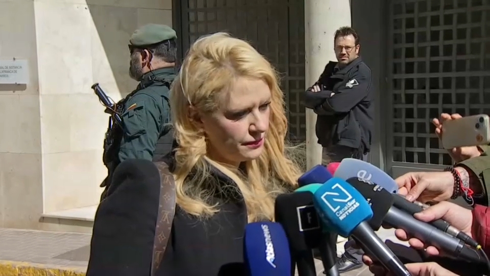 Verónica Guerrero, abogada de la familia de Francisca Cadenas, atiende a los medios antes de entrar en el Juzgado de Villafranca de los Barros