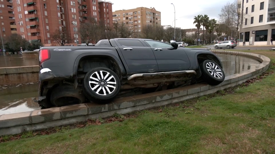 Vehículo accidentado en la rotonda Isabel de Portugal en Badajoz