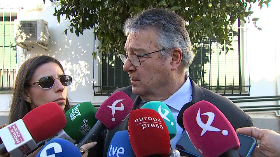 José Duarte, abogado, atiende a los medios de comunicación