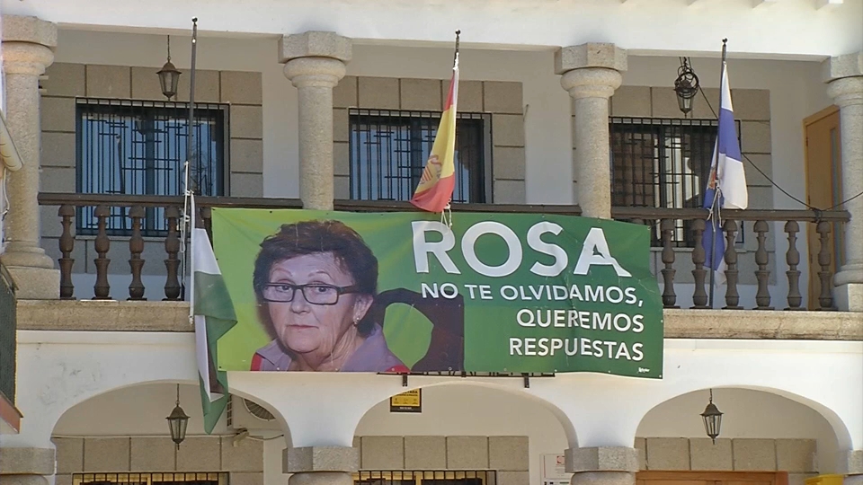 Pancarta de Rosalía Cáceres en la fachada del Ayuntamiento de Bohonal de Ibor durante una concentración en mayo de 2025