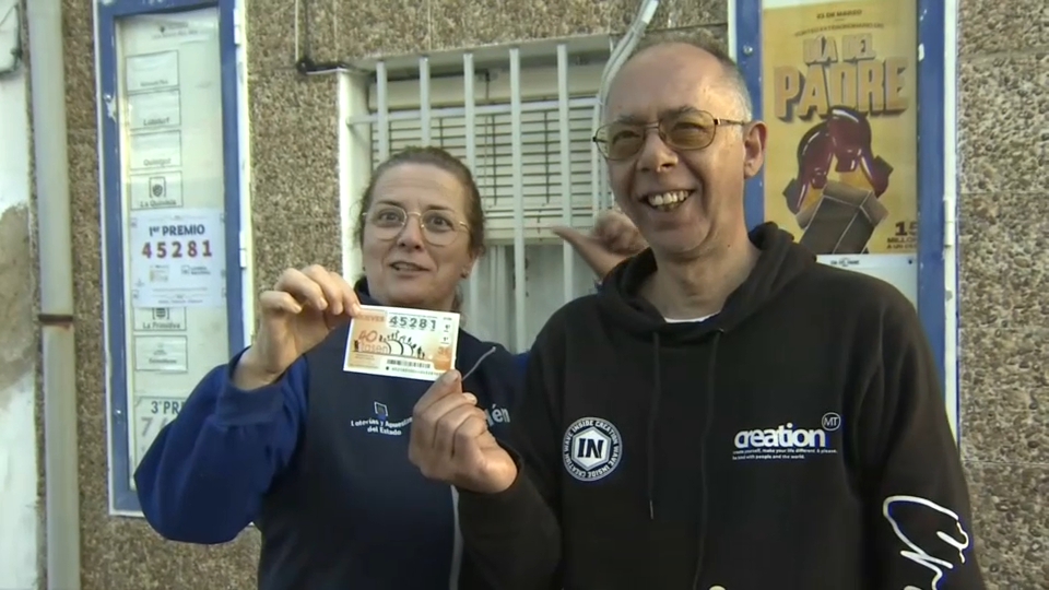 Ana Belén y José, propietarios de la Administración, muestran un décimo agraciado