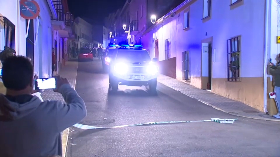 Momento en el que se producía la salida de los dos detenidos por la desaparición y muerte de Francisca Cadenas, tras el segundo día de registros