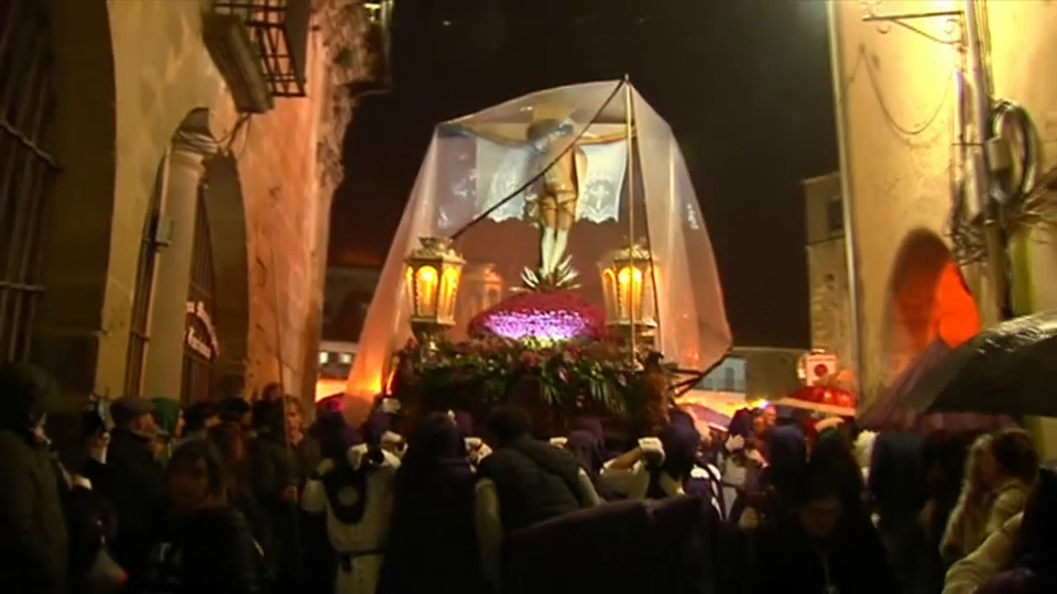 La incertidumbre por el tiempo marcó las procesiones del Viernes Santo ...