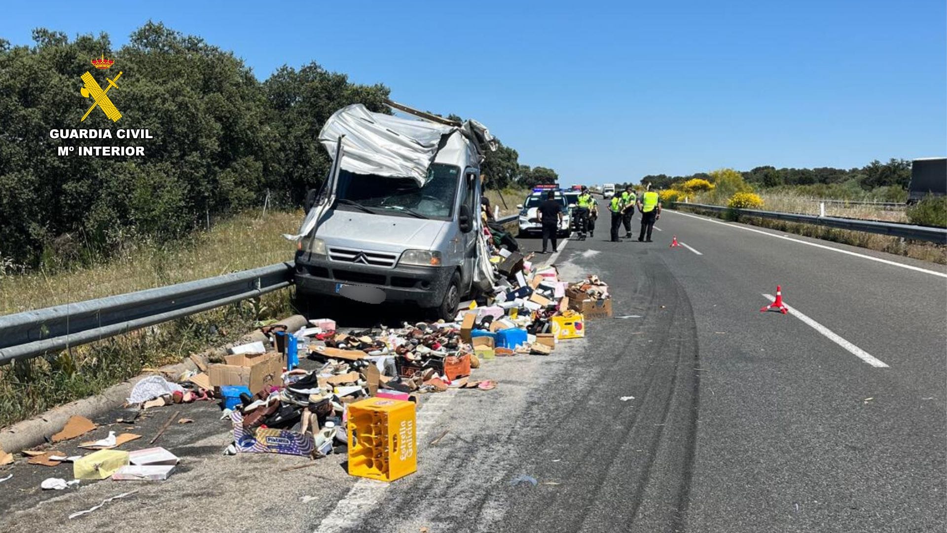 Cortado un carril de la EX-A1 en sentido a Portugal por la colisión entre un vehículo articulado contra un furgón