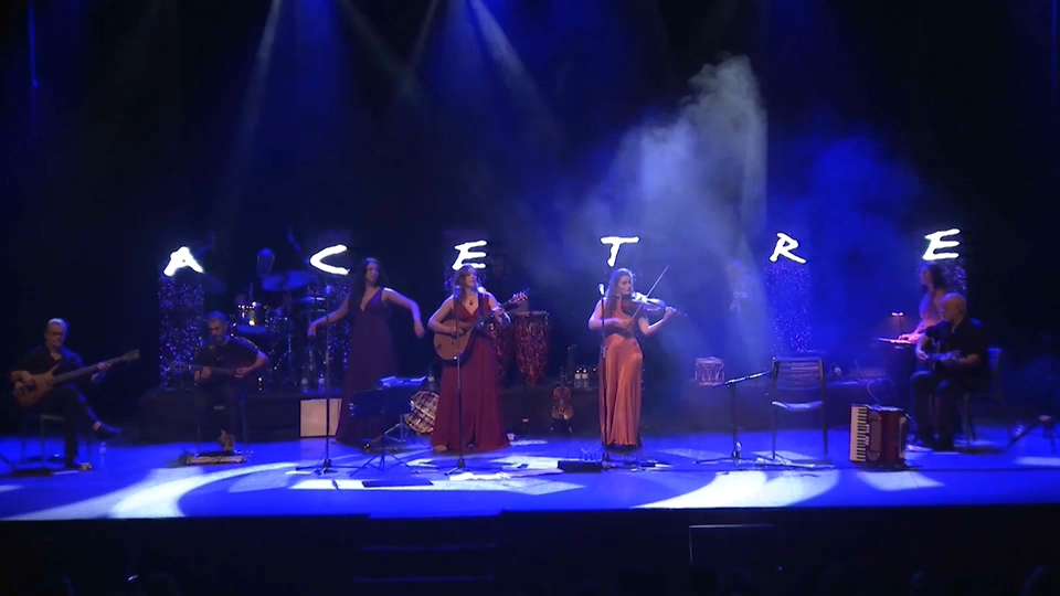 En una apuesta por "recontextualizar sonidos tradicionales con una visión actualizada", Acetre en estos 'Cantos Veniales' se lanza a un "nuevo viaje ilusionante por las diferentes localidades de Extremadura donde se recogen estos temas", en los que presta especial atención a la cultura gestada durante siglos en la zona fronteriza con Portugal.