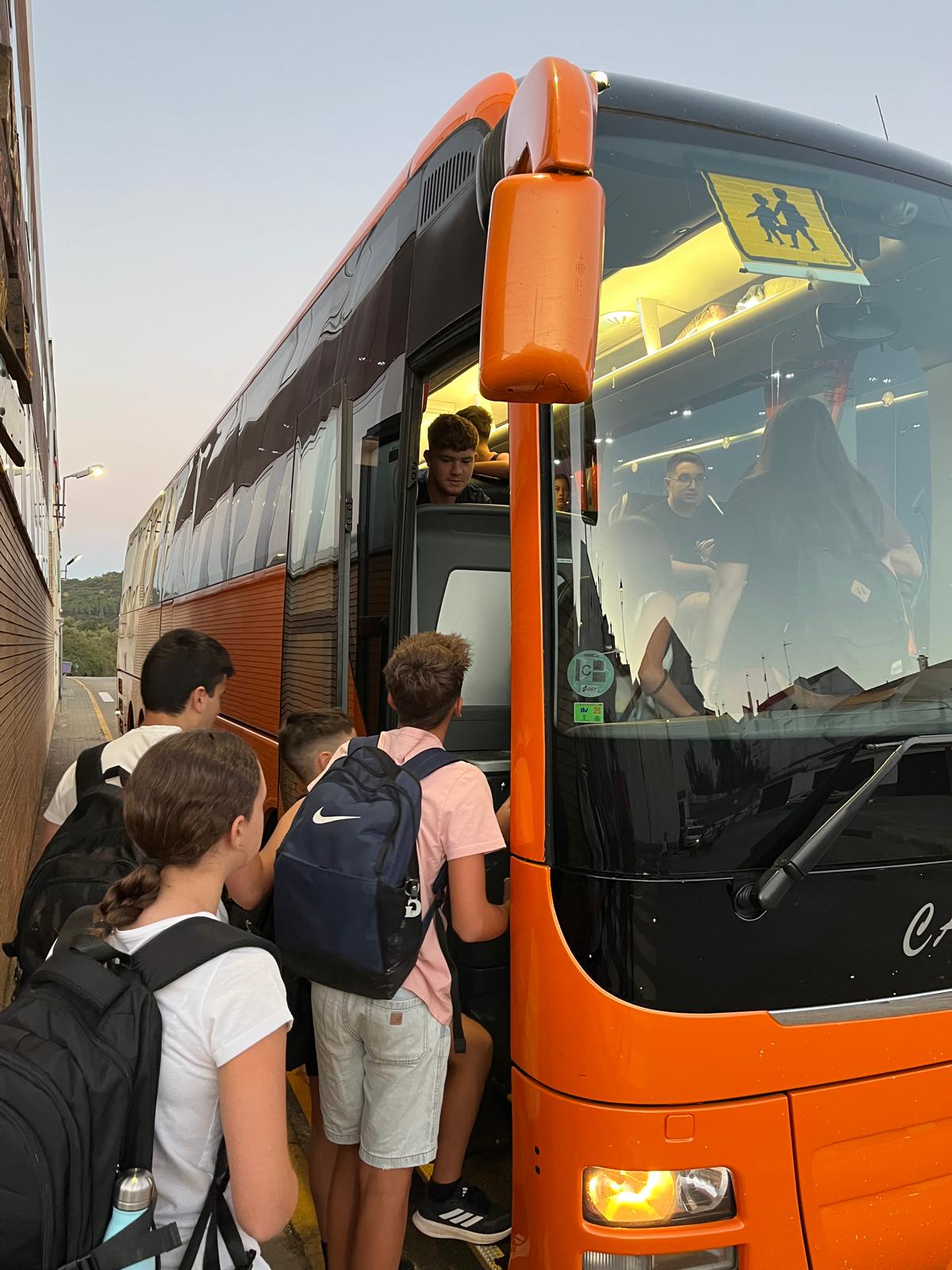 Alumnos de Cabeza la Vaca subiendo al autobús escolar