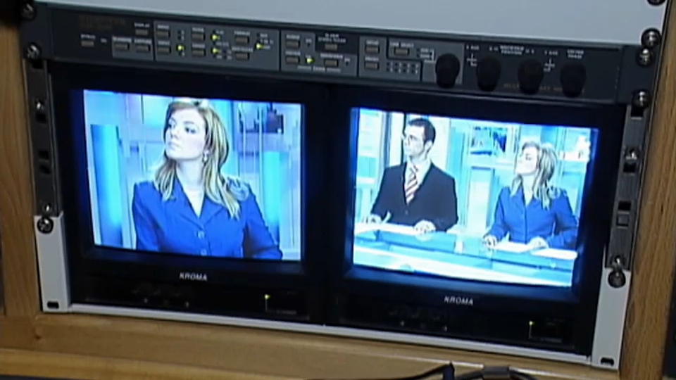 Canal Extremadura inició sus emisiones con una cigüeña en la televisión y una canción de U2 en la radio. Han pasado dos décadas, pero las ganas de estar con los extremeños siguen como el primer día. "Te ves tan hermosa esta noche en la ciudad de las luces cegadoras..." cantaba U2 en 2005. Este emblemático tema puso sintonía, un 1 de diciembre, por primera vez a Canal Extremadura Radio, convirtiéndose en la primera canción que sonó y con la que empezó a latir su corazón hace ahora veinte años. El corazón de Canal Extremadura Televisión también es igual de joven. Latió ese jueves de 2005, cuando una cigüeña sobrevoló los televisores de parte de la región, porque al principio la señal no llegaba a todas partes. En esas primeras emisiones en pruebas, llenas de optimismo, asombro e ilusión, sonaba mucha música y se empezaban a ver imágenes promocionales de la región. En estos 20 años hemos crecido a su lado y en 2026 volveremos a soplar las velas por nuestros primeros programas juntos.