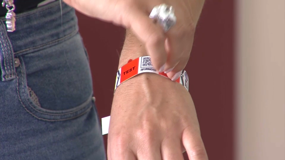 Cáceres repartirá en la Feria de San Fernando mil pulseras para detectar posibles casos de sumisión química