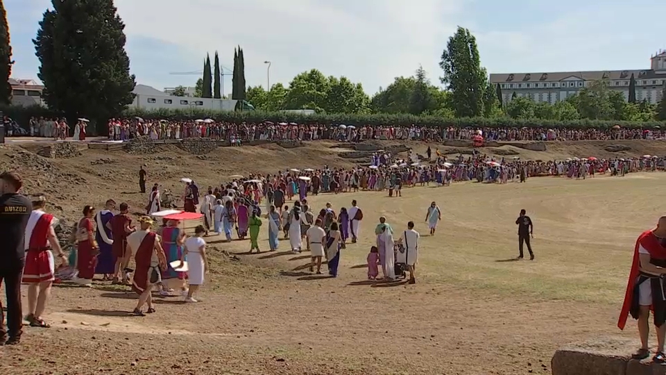 Mérida hace historia con una carrera de cuadrigas como las de hace 2.000 años