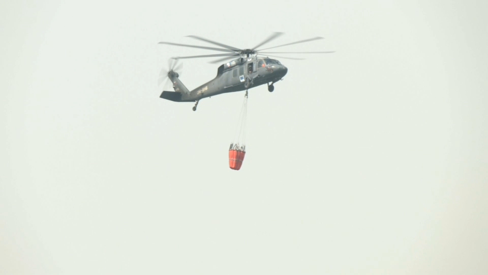 El Black Hawk de Eslovaquia refuerza el perímetro del incendio en Hervás