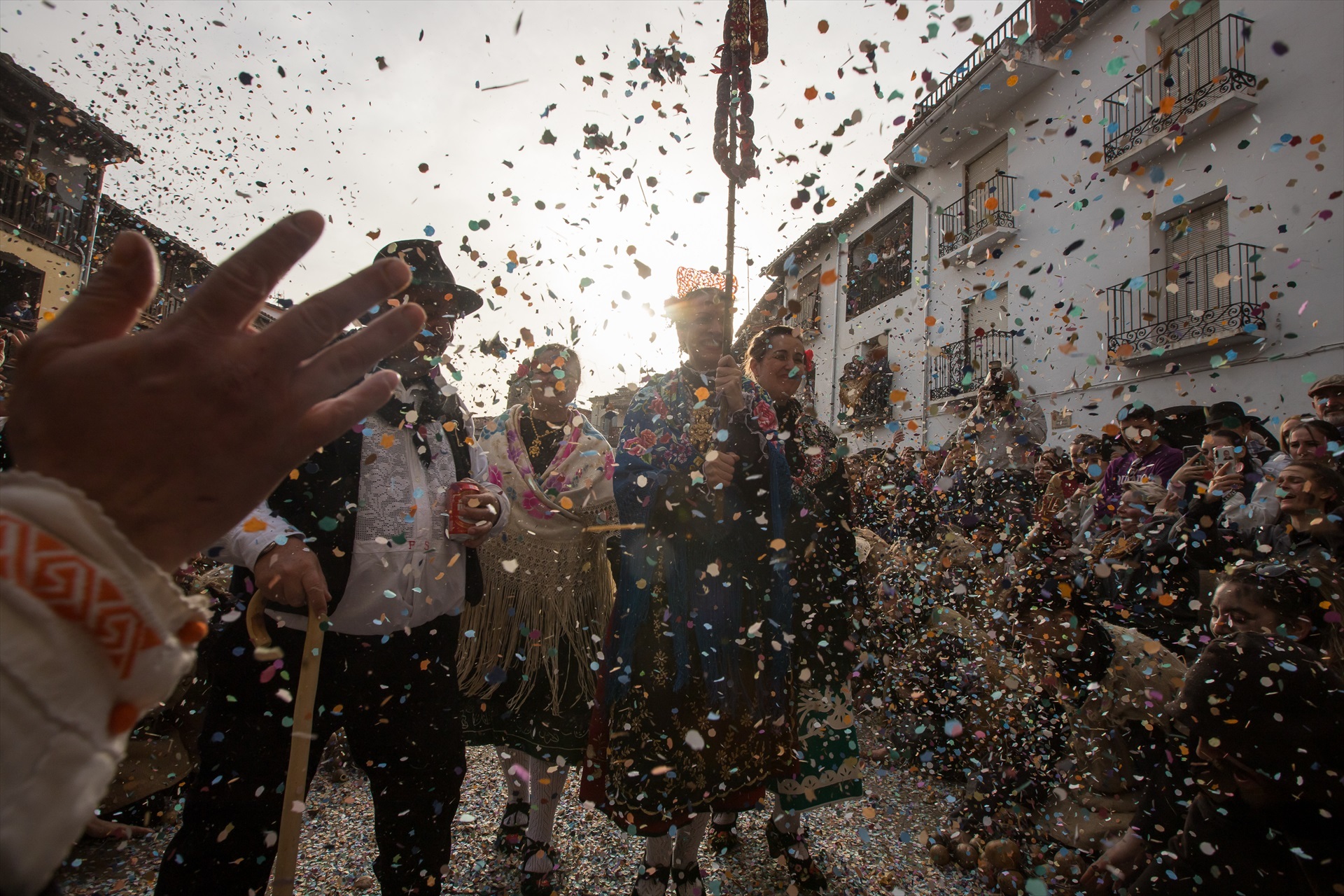 Decenas de personas durante el paseo del Pero Palo dentro de la Fiesta del Peropalo