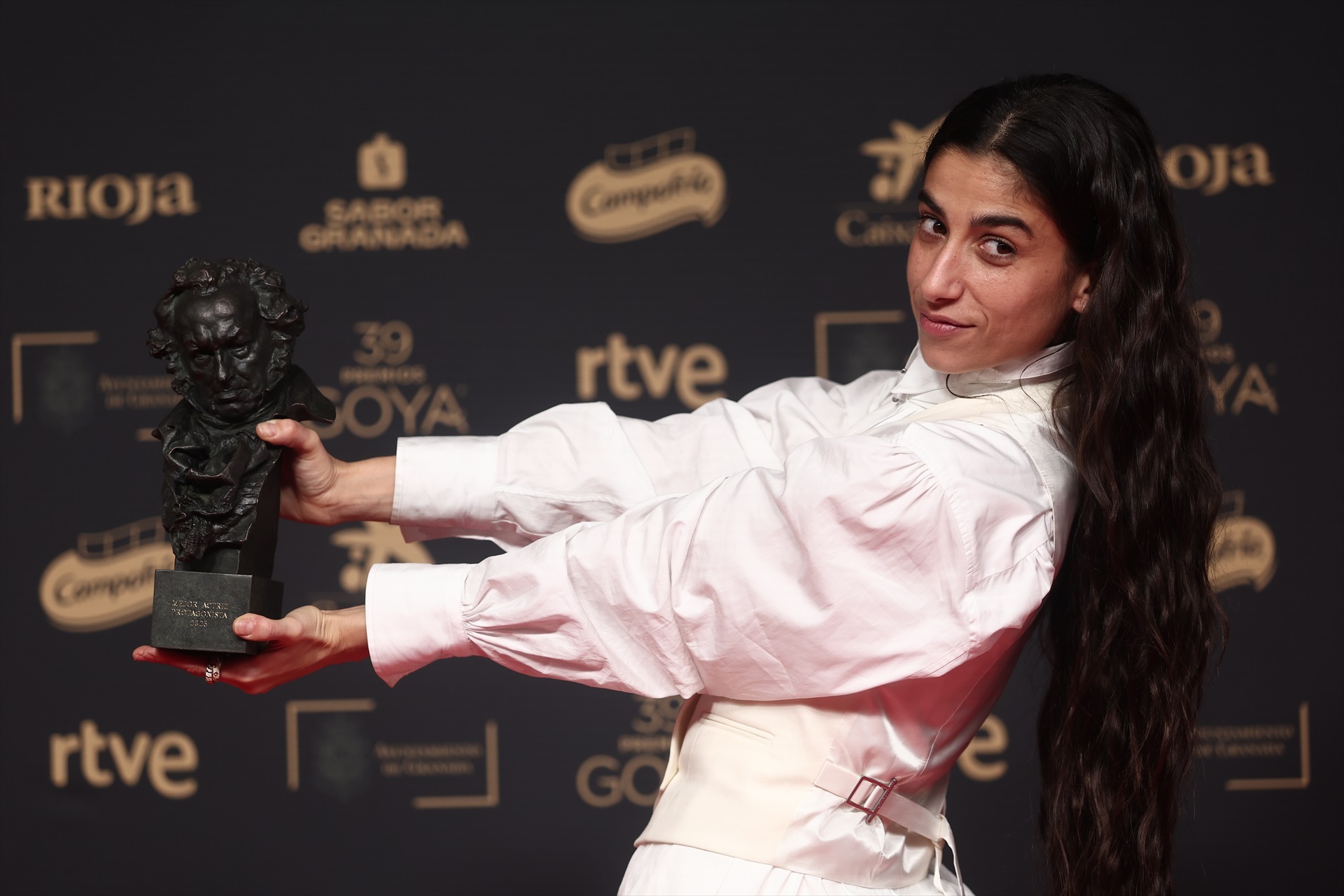 La actriz Carolina Yuste posa tras recibir el Goya a Mejor actriz protagonista, por 'La infiltrada'.