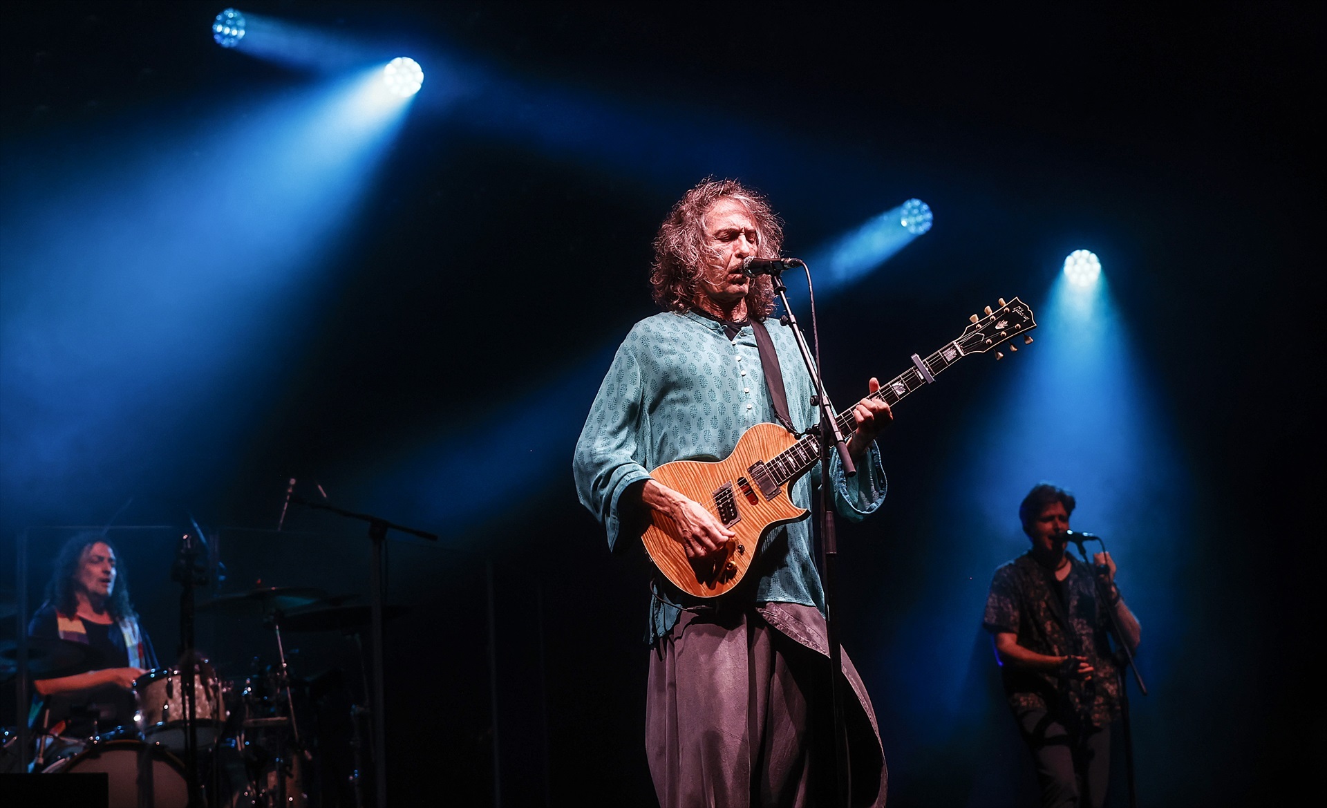 El cantante Roberto Iniesta, 'Robe', actúa durante una actuación en el Auditorio Marina Sur, a 11 de mayo de 2024, en Valencia