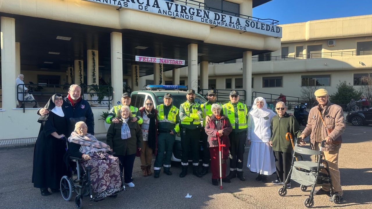 Los mayores quisieron subir a las motos de los agentes