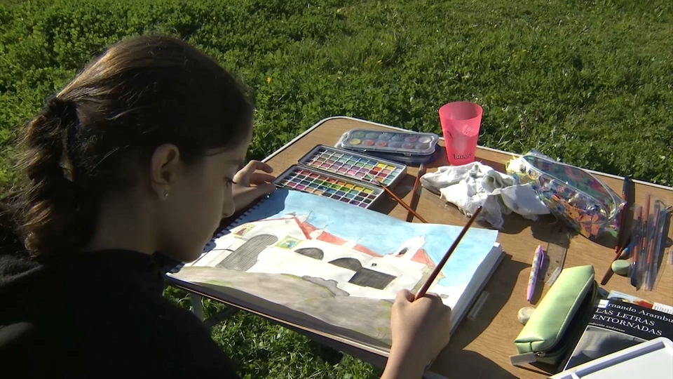 En Casar de Cáceres han convertido las calles de la localidad en un lienzo al aire libre. Desde las 10 de la mañana y hasta las 17:30, 14 artistas han participado en la primera edición del Concurso de Pintura “Angelita Capdevielle”. Una iniciativa que rinde homenaje a Angelita Capdevielle, una mujer referente del municipio y vinculada a la cultura, coincidiendo además con la celebración del 8 de marzo. Este certamen ha reunido no solo a pintores del pueblo, sino también a otros llegados de distintos puntos de la región, convirtiendo la jornada en un encuentro artístico y participativo.