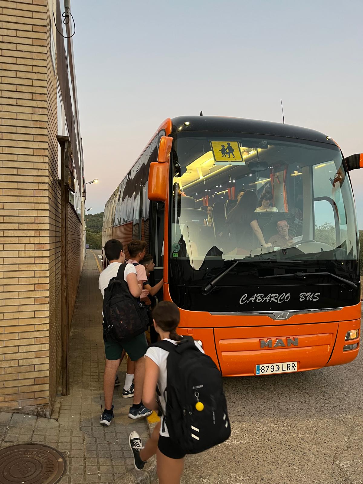 Alumnos de Cabeza la Vaca subiendo al autobús escolar