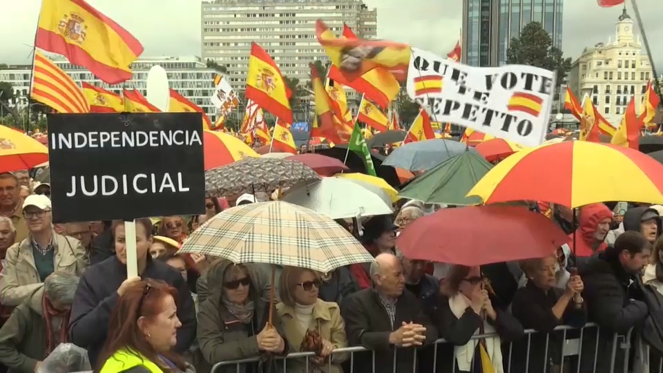 Miles de personas se han concentrado esta mañana en la Plaza de Colón para pedir la dimisión del presidente del Gobierno 