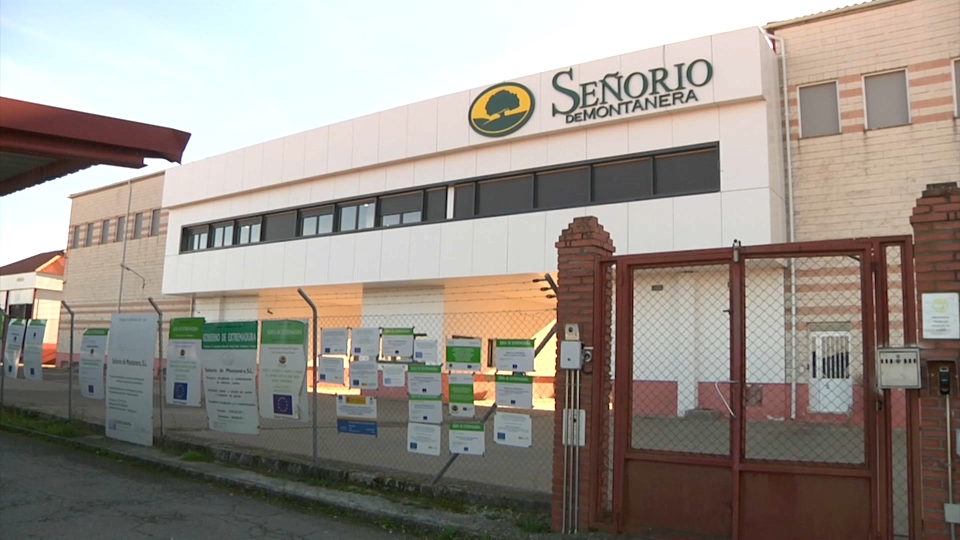 Como la industria del tomate no está en campaña, no se ha visto afectada. Pero sí aquellas fabricas que se dedican al envasado para la venta al público. 