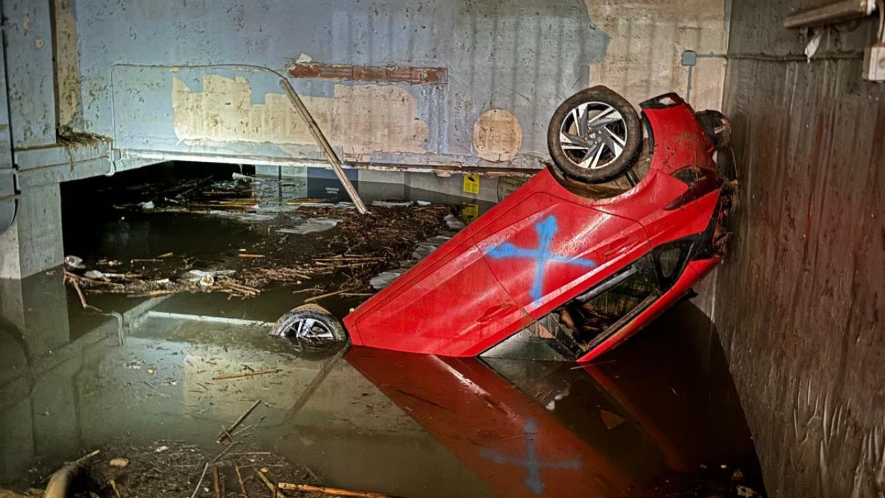 Coche en el aparcamiento de Mercadona en Catarroja