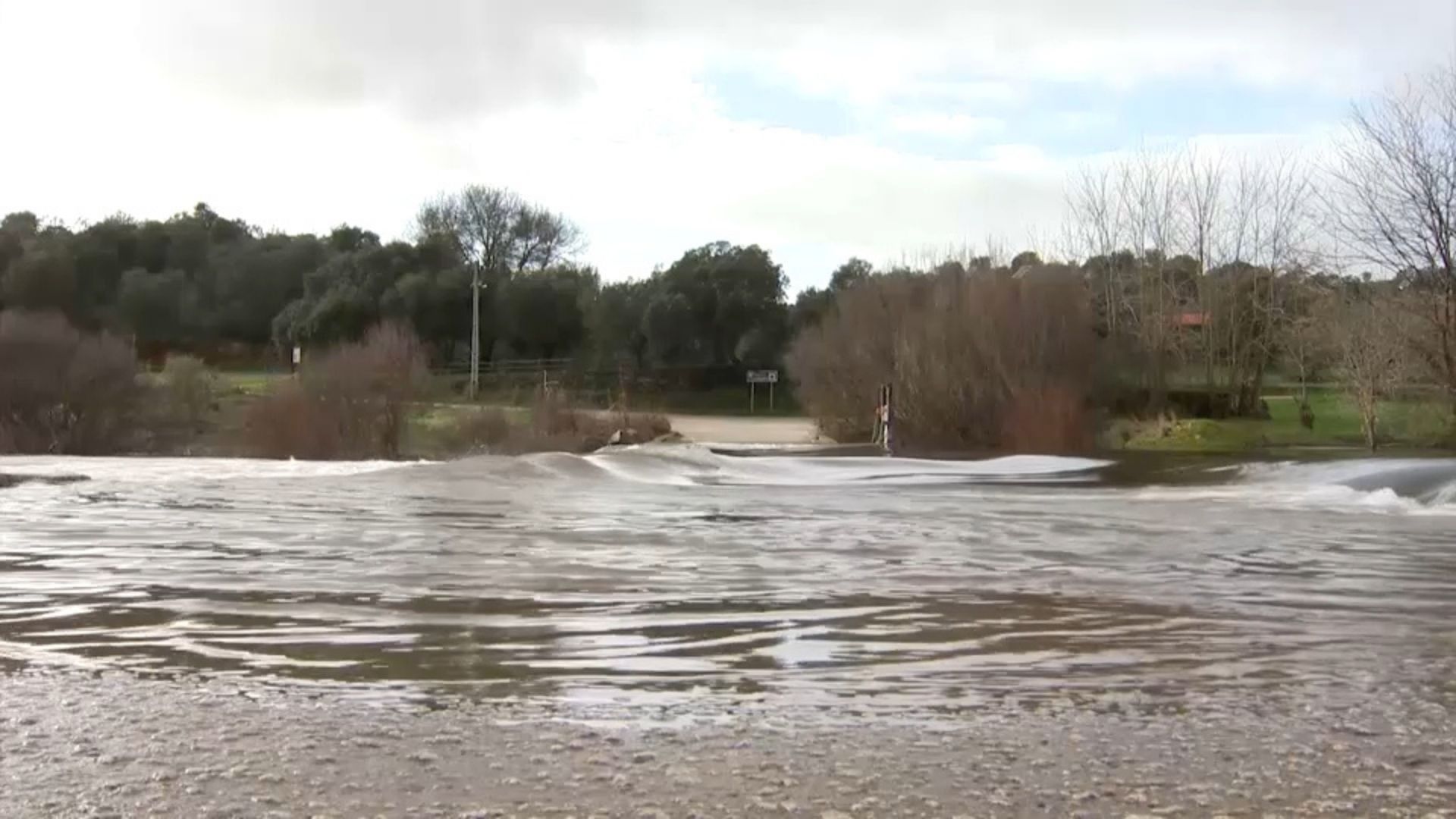 Carretera inundada por el paso del río Erjas