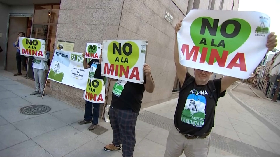 Protesta contra el proyecto de mina de litio de Cáceres