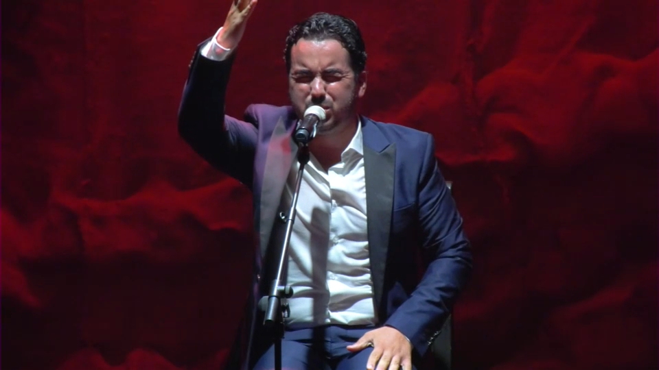 El cantaor placentino Pablo Moreno cerrará este viernes, día 30, la programación del mes de mayo de la Sala Trajano con su espectáculo 'Con los últimos ecos', que lleva a la actualidad los ecos de los maestros pioneros del cante flamenco.  Con esta propuesta, Pablo Moreno, semifinalista del Festival de Cante de las Minas 2023, busca demostrar que el flamenco es "un arte vivo, que acompaña a la sociedad en el paso del tiempo, lleno de simbolismo, cultura y tradición".  El artista placentino recibió su formación en cante en la Fundación de Arte Flamenco Cristina Heeren para posteriormente estudiar dos años en el conservatorio 'Cristóbal de Morales' en Sevilla. Ha celebrado actuaciones en ciclos de la Diputación Provincial de Cáceres, en la Red de Teatros de Extremadura y en salas de Bilbao, Murcia, Ávila y Marrakech, informa en nota de prensa la Junta de Extremadura.  Fue premiado en 2017 en la VII edición del Concurso Cantes de Trilla y consiguió el tercer premio en la XX edición del Concurso de Cante Flamenco de la Mancomunidad de Municipios de la Serena en Badajoz.  Las entradas para este espectáculo se pueden reservar vía correo electrónico y se podrán retirar en la taquilla de la Sala Trajano este jueves y viernes de 11,00 a 13,00 horas, y el viernes de 18,30 a 20,30 horas.  Las entradas tendrán descuentos del 50 por ciento aplicable a los carnets de estudiante, carné joven europeo, jubilados-pensionistas, familia numerosa y personas en desempleo.