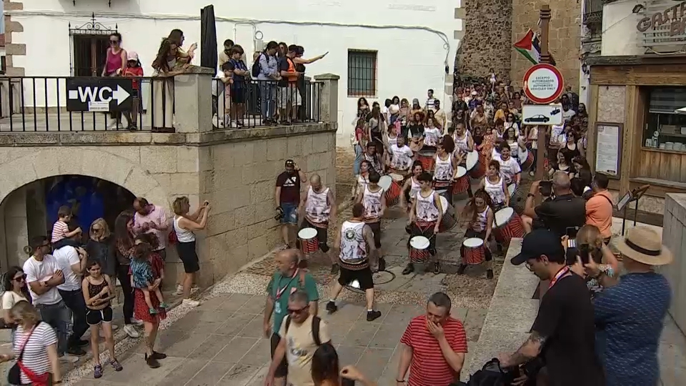 El festival Womad de Cáceres se despide este domingo con su tradicional pasacalles al ritmo de la percusión