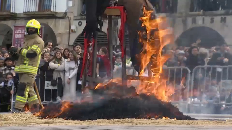 Cáceres comienza su carnaval con la Fiesta de Las Lavanderas y la quema del Pelele en la Plaza Mayor