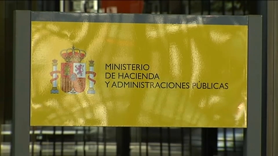 El Periodo Medio de Pago a Proveedores (PMP) de Extremadura se ha situado el pasado marzo en 17,94 días, por debajo de la media de las comunidades autónomas, establecido en 22 días.  Cabe señalar que Asturias (35,14) y la Comunidad Valenciana (31,12) han superado el plazo máximo establecido en la normativa, que son 30 días.  Por el contrario, Galicia (11,82 días), Castilla-La Mancha (13,48) y Andalucía (14,82) han terminado marzo como las regiones que más rápido han pagado a los proveedores, según ha comunicado este jueves el Ministerio de Hacienda.  Le han seguido Cantabria (15,37), Madrid (16,37), Extremadura (17,94), Canarias (19,54), Aragón (19,89) y País Vasco (20,22), que acabaron por debajo del periodo medio de pago.  Por encima del periodo medio de 22 días --supuso una leve subida frente a los 21,61 días de febrero-- han estado en marzo La Rioja (24,11), Murcia (25,21), Cataluña (25,27), Baleares (25,95), Castilla y León (27,36) y Navarra (29,41).  En cuanto al plazo de pago de la Administración Central, en el tercer mes del año ha sido de 22,7 días, 0,77 días menos. Y el de las corporaciones locales del primer trimestre ha supuesto 30,32 días, 8,42 días menos que el mismo trimestre del año anterior.  De las principales ciudades, Palma (55,27 días), Murcia (35,85) y A Coruña (32,28) han estado por encima en marzo, pagando más tarde que Madrid (8,79), Barcelona (10,21), Málaga (20,06), Valencia (22,67), Las Palmas de Gran Canaria (23,48), Sevilla (23,49) y Zaragoza (24,82).  Por su parte, el PMP registrado en los Fondos de la Seguridad Social ha alcanzado los 10,15 días en marzo, 0,19 días menos que en febrero.