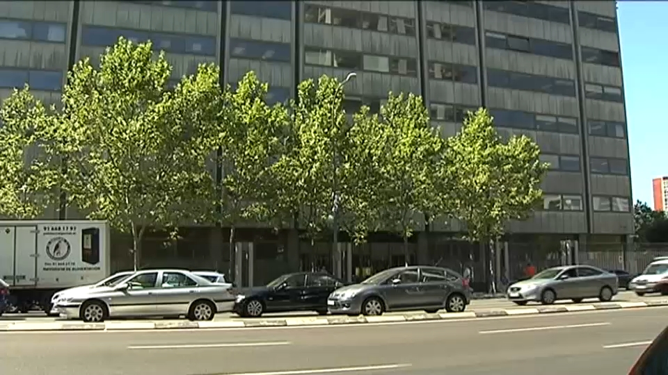 El Periodo Medio de Pago a Proveedores (PMP) de Extremadura se ha situado el pasado marzo en 17,94 días, por debajo de la media de las comunidades autónomas, establecido en 22 días.  Cabe señalar que Asturias (35,14) y la Comunidad Valenciana (31,12) han superado el plazo máximo establecido en la normativa, que son 30 días.  Por el contrario, Galicia (11,82 días), Castilla-La Mancha (13,48) y Andalucía (14,82) han terminado marzo como las regiones que más rápido han pagado a los proveedores, según ha comunicado este jueves el Ministerio de Hacienda.  Le han seguido Cantabria (15,37), Madrid (16,37), Extremadura (17,94), Canarias (19,54), Aragón (19,89) y País Vasco (20,22), que acabaron por debajo del periodo medio de pago.  Por encima del periodo medio de 22 días --supuso una leve subida frente a los 21,61 días de febrero-- han estado en marzo La Rioja (24,11), Murcia (25,21), Cataluña (25,27), Baleares (25,95), Castilla y León (27,36) y Navarra (29,41).  En cuanto al plazo de pago de la Administración Central, en el tercer mes del año ha sido de 22,7 días, 0,77 días menos. Y el de las corporaciones locales del primer trimestre ha supuesto 30,32 días, 8,42 días menos que el mismo trimestre del año anterior.  De las principales ciudades, Palma (55,27 días), Murcia (35,85) y A Coruña (32,28) han estado por encima en marzo, pagando más tarde que Madrid (8,79), Barcelona (10,21), Málaga (20,06), Valencia (22,67), Las Palmas de Gran Canaria (23,48), Sevilla (23,49) y Zaragoza (24,82).  Por su parte, el PMP registrado en los Fondos de la Seguridad Social ha alcanzado los 10,15 días en marzo, 0,19 días menos que en febrero.