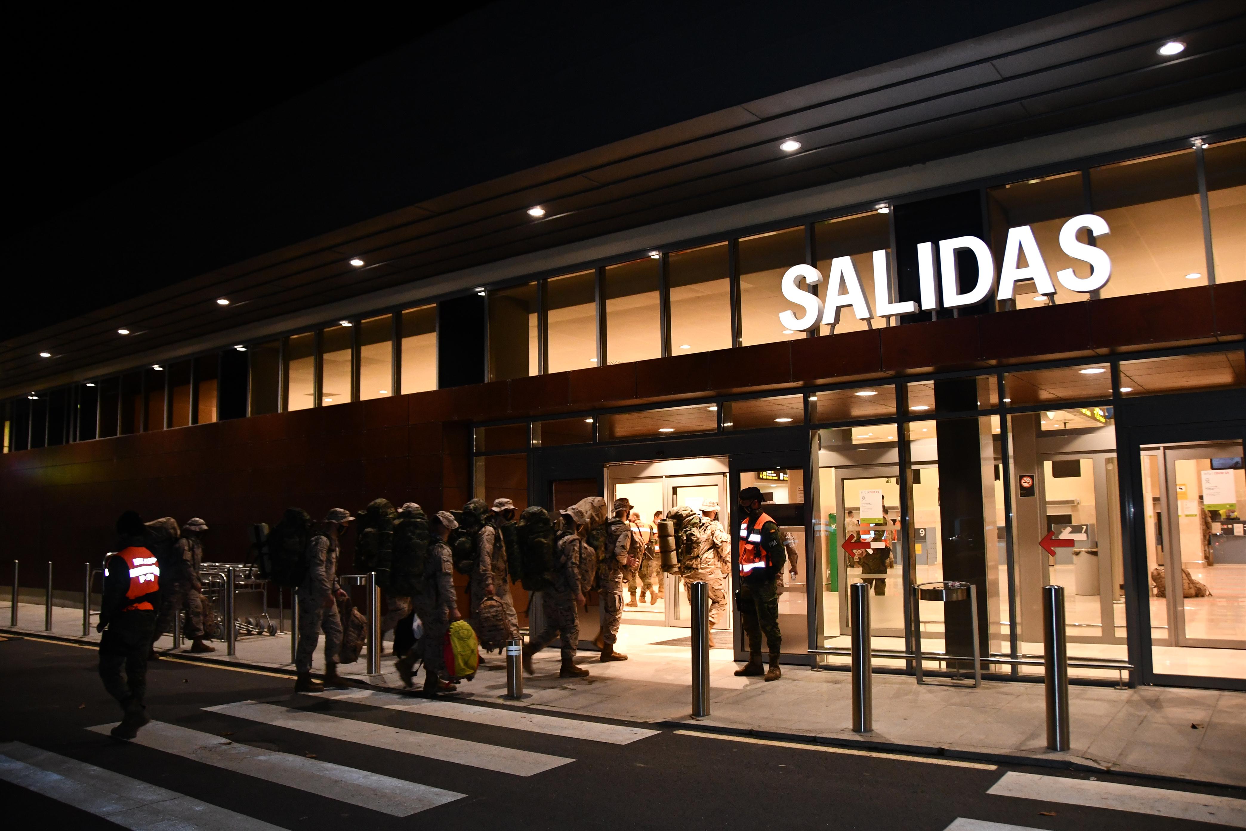 Militares de la Brigada Extremadura XI en el aeropuerto de Badajoz