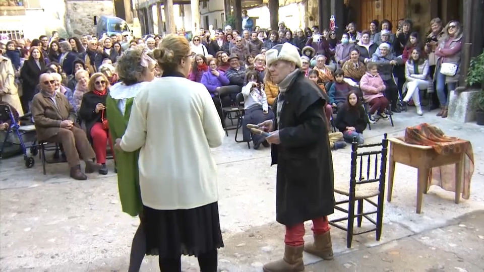 El pasado y presente de las mujeres rurales toma las calles de Garganta la Olla en forma de ruta teatral