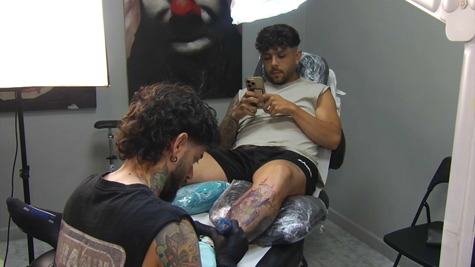 La Unión de Consumidores de Extremadura advierte de que la tinta de color de los tatuajes no es legal en España