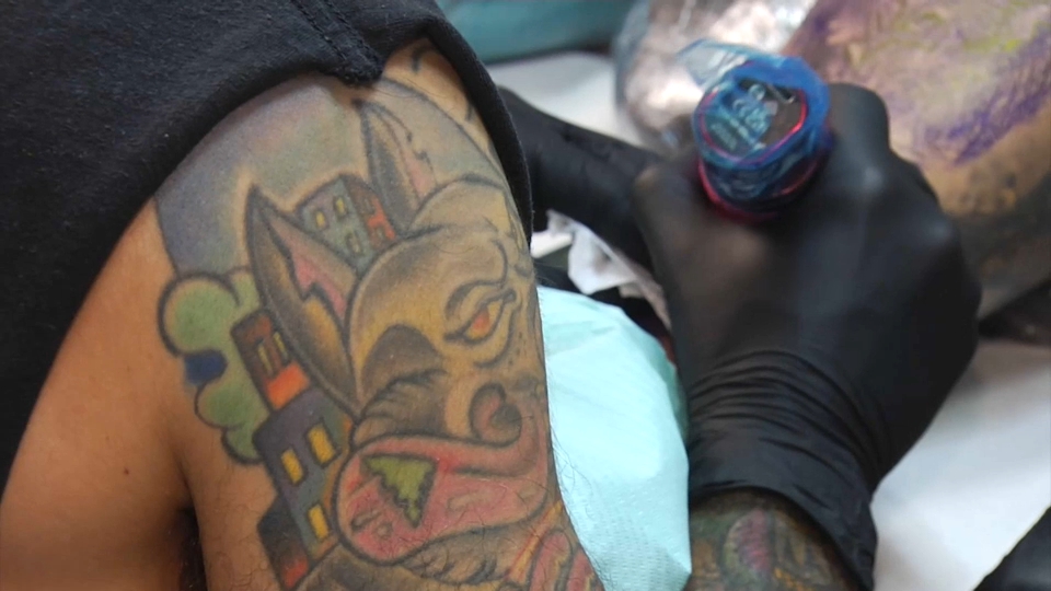 La Unión de Consumidores de Extremadura advierte de que la tinta de color de los tatuajes no es legal en España