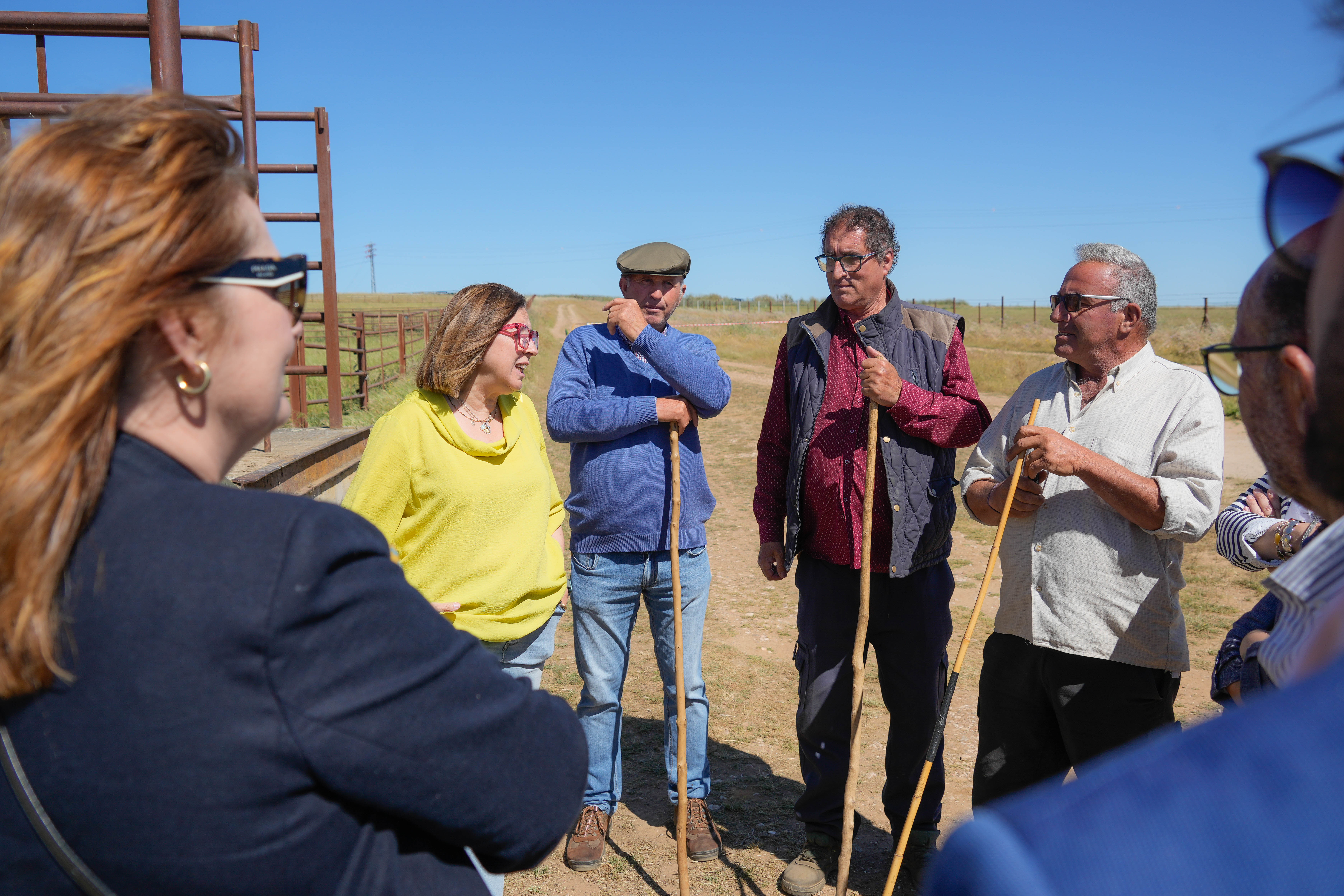 La consejera de Agricultura, Ganadería y Desarrollo Sostenible, Mercedes Morán, ha inaugurado este viernes la primera edición de la Feria de Ganado de Torremocha, evento al que ha calificado como "un testimonio del espíritu emprendedor y del profundo arraigo de esta tierra con la actividad ganadera". Morán también ha destacado la "importancia fundamental" del sector ganadero para la economía, el mantenimiento del mundo rural y la vida de muchas familias extremeñas. Por ello, ha felicitado al Ayuntamiento de Torremocha, a los organizadores, a los ganaderos y a todos los vecinos que han hecho posible este evento. "Celebrar una primera feria siempre es un hito importante, una apuesta valiente por visibilizar el trabajo diario, la dedicación y la calidad de nuestra ganadería", ha remarcado. Del mismo modo, Morán ha expuesto algunas de las medidas adoptadas por la Junta para ofrecer un "apoyo real y efectivo" a los ganaderos extremeños, poniendo en marcha medidas concretas para facilitar su labor, mejorar su competitividad y garantizar la sostenibilidad de sus explotaciones. Así, ha destacado el cambio en el criterio de pago de la PAC 2024 ya que se ha decidido no retener expedientes con incidencias menores, lo que ha permitido dar liquidez a las explotaciones, pagando el 86,96 por ciento de los posibles perceptores del anticipo en 2024. También ha subrayado que, por primera vez, se han abonado las ayudas al vacuno y ovino/caprino de carne a principios de año, a diferencia de antes, que se realizaban entre marzo y abril. Del mismo modo, ha explicado que están a punto de salir las ayudas para ganaderos afectados por la lengua azul y ha indicado que se está trabajando en la creación del Consejo Asesor de Salud Animal de Extremadura, ha informado la Junta en nota de prensa. Finalmente, Morán ha resaltado que la Junta estará al lado de iniciativas como esta I Feria de Ganado por contribuir al desarrollo y al prestigio de la ganadería regional.