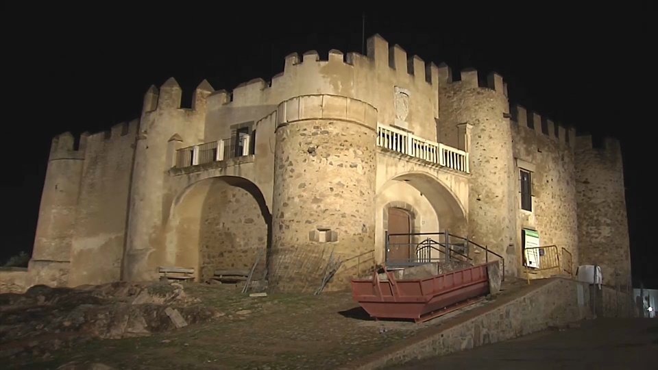 Valencia del Ventoso inaugura  la iluminación artística de su castillo y su Iglesia