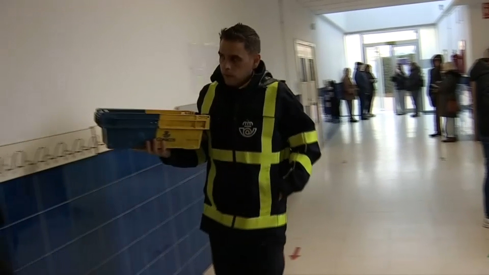 Cartero con votos por correo